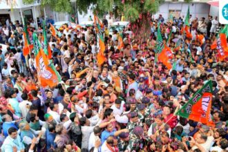 bjp-celebrates-with-jalmuri-and-saffron-holi