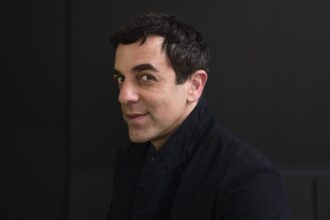 bj-novak-realizes-he’s-the-worst-dressed-in-‘the-devil-wears-prada-2’