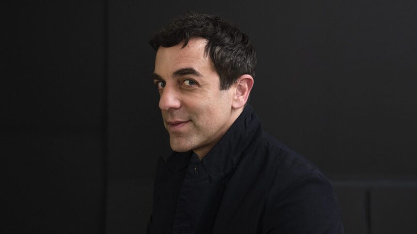 bj-novak-realizes-he’s-the-worst-dressed-in-‘the-devil-wears-prada-2’