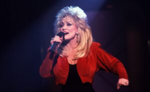how-old-is-dolly-parton?-watch-the-age-of-the-country-music-star-now