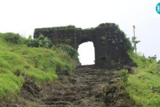 pune:-a-tourist-was-rescued-after-falling-from-a-height-of-150-feet-at-sinhagad-fort-while-clicking-photos