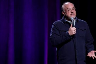 louis-ck-gets-a-standing-ovation-at-the-raunchy-comeback-show-during-the-netflix-comedy-festival
