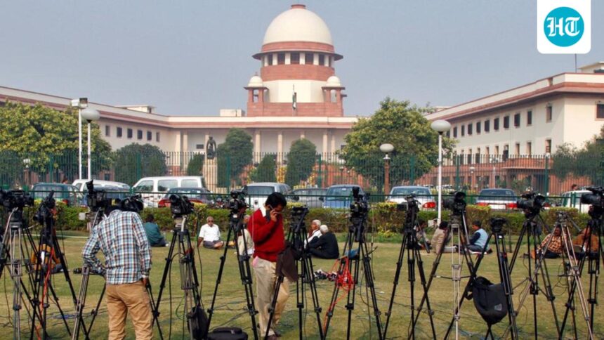 supreme-court-notice-to-govt-on-social-media-accounts-banned-in-gujarat-aap
