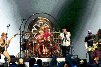 red-hot-chili-peppers-signs-$300-million-deal-with-warner-music-to-sell-catalog-(exclusive)