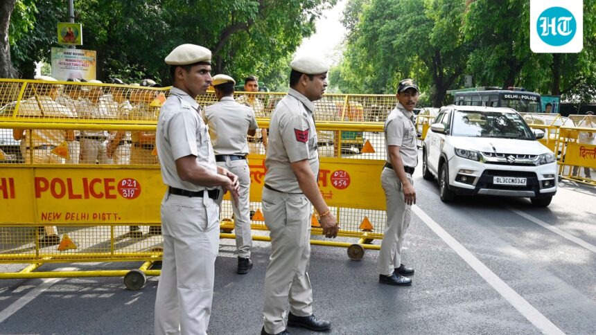 security-has-been-tightened-at-the-bjp-offices-in-delhi-after-the-special-cell-received-information-about-possible-terror-attacks