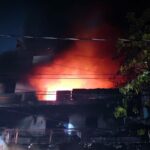 a-massive-fire-at-a-ghaziabad-air-conditioner-service-center-killed-a-70-year-old-man-and-destroyed-12-vehicles;-a-short-circuit-is-suspected