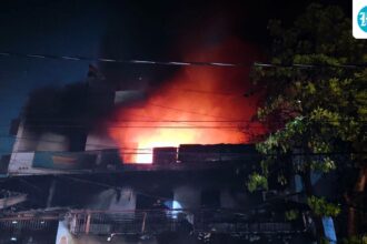 a-massive-fire-at-a-ghaziabad-air-conditioner-service-center-killed-a-70-year-old-man-and-destroyed-12-vehicles;-a-short-circuit-is-suspected