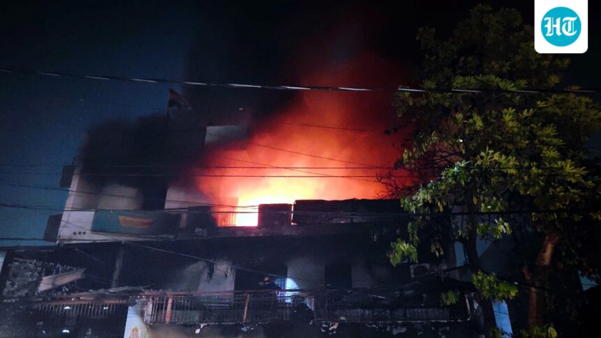 a-massive-fire-at-a-ghaziabad-air-conditioner-service-center-killed-a-70-year-old-man-and-destroyed-12-vehicles;-a-short-circuit-is-suspected