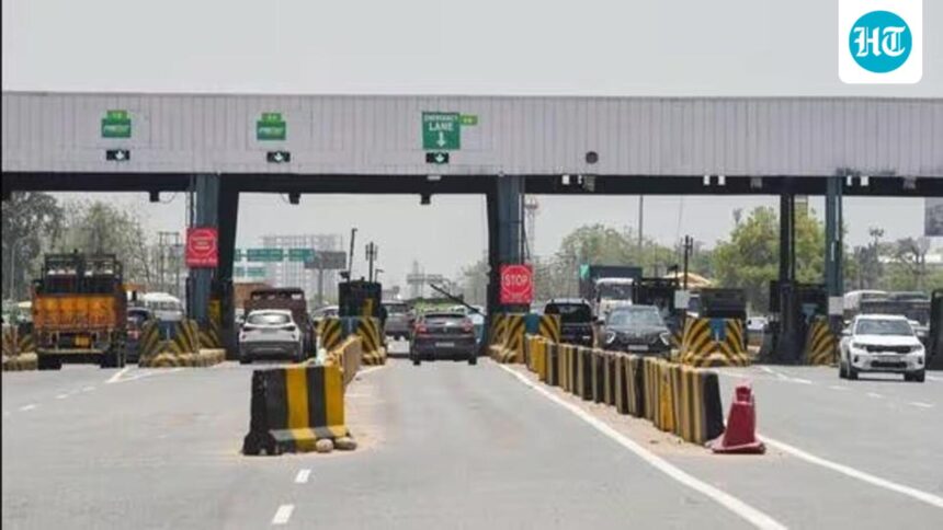 nitin-gadkari-inaugurates-the-barrier-free-mundka-bakarwala-plaza-in-delhi