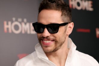 pete-davidson-tells-a-shocking-joke-on-charlie-kirk-at-kevin-hart-roast