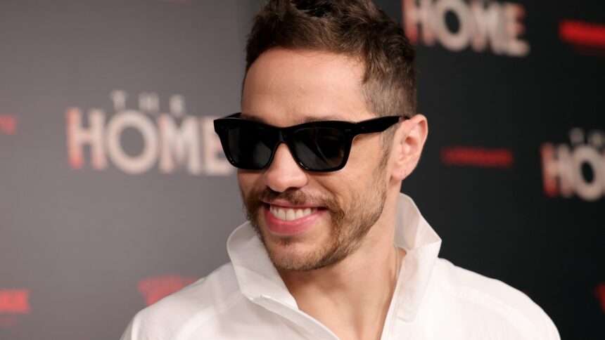 pete-davidson-tells-a-shocking-joke-on-charlie-kirk-at-kevin-hart-roast
