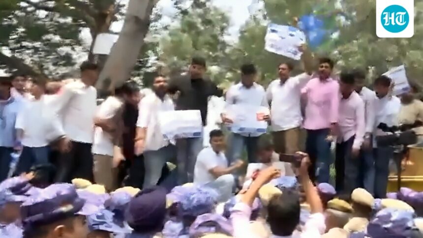 delhi:-huge-student-protest-after-neet-canceled-over-paper-leakage-allegations