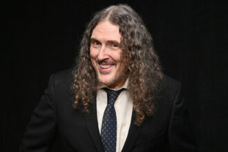 ‘weird-al’-yankovic-musical-is-in-the-works-with-the-creators-behind-‘moulin-rouge’!-and-“beetlejuice”