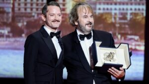 peter-jackson-receives-the-palme-d’or-at-cannes-from-elijah-wood-in-a-colorful-opening-ceremony