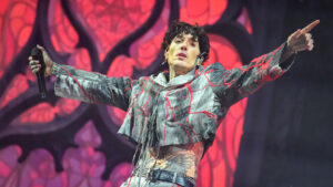 the-“bring-me-the-horizon”-singer-suffered-a-mild-concussion-after-a-phone-was-thrown-at-him-during-a-performance
