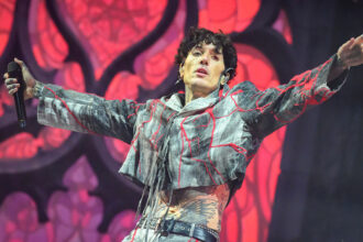 the-“bring-me-the-horizon”-singer-suffered-a-mild-concussion-after-a-phone-was-thrown-at-him-during-a-performance