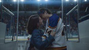 ‘off-campus’-review:-amazon’s-hockey-romance-isn’t-a-‘hot-rivalry’-and-that’s-mostly-good