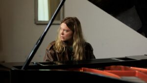 lea-seydoux-has-a-rude-wake-in-clip-from-cannes-competition-film-‘gentle-monster’-(exclusive)