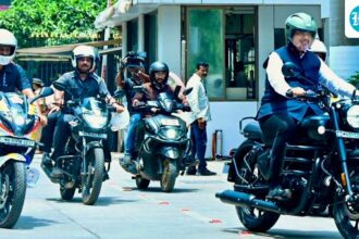 maharashtra-cm-fadnavis-rides-bike-to-vidhan-bhavan-after-pm-modi’s-appeal-to-conserve-fuel-|-he-watches