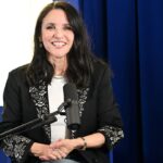 julia-louis-dreyfus-talks-‘tangles,’-‘seinfeld,’-‘snl’-and-her-family’s-alzheimer’s-disease