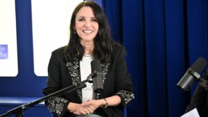 julia-louis-dreyfus-talks-‘tangles,’-‘seinfeld,’-‘snl’-and-her-family’s-alzheimer’s-disease