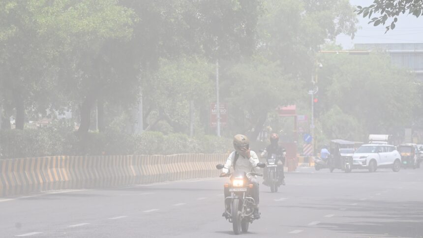 strong-winds-and-dust-storm-hit-delhi-national-capital-region;-the-imd-issues-an-orange-alert