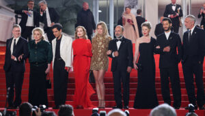 cannes:-“parallel-stories,”-the-competitive-film-by-iranian-director-asghar-farhadi,-premieres-to-polite-applause