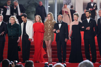 cannes:-“parallel-stories,”-the-competitive-film-by-iranian-director-asghar-farhadi,-premieres-to-polite-applause