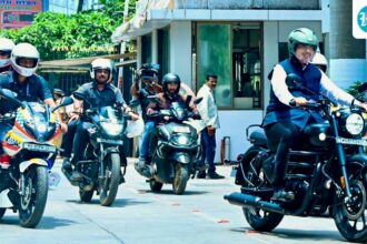 devendra-fadnavis-rides-a-bullitt,-shinde-rides-an-electric-car,-and-other-maha-ministers-walk-after-pm-modi’s-austerity-drive