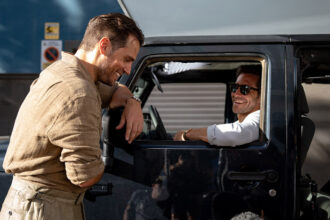 in-the-gray-movie-review:-henry-cavill-and-jake-gyllenhaal-go-wild-as-guy-ritchie-fleck