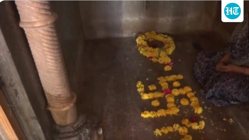devotees-perform-prayers-at-bhoshala-complex-in-dhar-after-madhya-pradesh-hc-ruling-|-he-watches