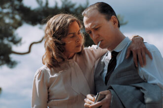 ‘the-visit’-review:-volker-schlondorff’s-tale-of-two-summer-houses-is-a-smart,-elegant-chronicle-of-german-history