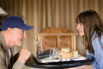 ‘full-phil’-review:-kristen-stewart-and-woody-harrelson-head-to-paris-in-quentin-dupieux’s-latest-whimsical-film