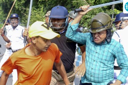 policemen-injured-after-being-stoned-during-a-bulldozer-protest-on-park-street-in-kolkata;-several-were-arrested
