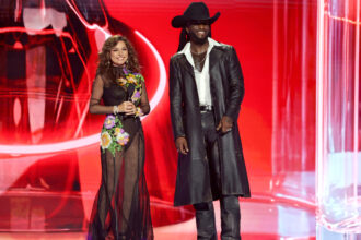 shania-twain-and-chaposi-lead-the-acm-awards-in-wishing-willie-nelson-a-happy-93rd-birthday