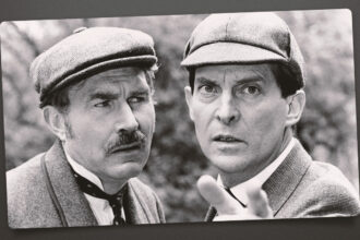 david-burke,-who-played-dr.-watson-opposite-jeremy-brett-as-sherlock-holmes,-dies-at-91