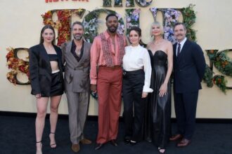 tina-fey-and-‘the-four-seasons’-continue-the-series-without-steve-carell-–-but-keeping-the-group-chat-alive