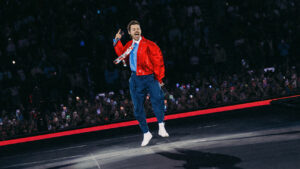 harry-styles-adjusts-tour-stage-to-‘improve-visibility’-after-fan-complaints-about-obstructed-viewing