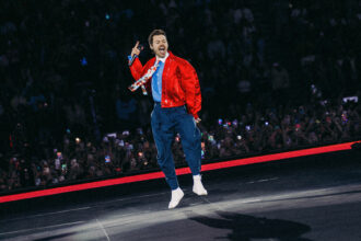 harry-styles-adjusts-tour-stage-to-‘improve-visibility’-after-fan-complaints-about-obstructed-viewing