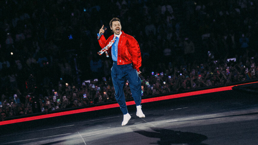 harry-styles-adjusts-tour-stage-to-‘improve-visibility’-after-fan-complaints-about-obstructed-viewing