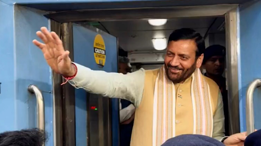 haryana-cm-nayab-saini-takes-a-train-to-delhi-amid-pm-modi’s-call-to-reduce-use-of-vehicles