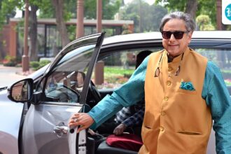 shashi-tharoor-on-cockroach-janta-party’s-need:-‘like-valves-in-a-pressure-cooker’