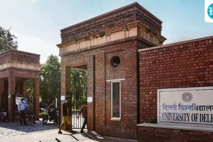 women-staying-in-the-hostel-at-du-hold-an-all-night-agitation-amid-the-exam-season
