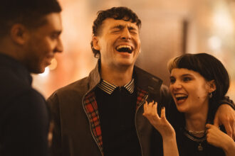 ‘i-see-buildings-fall-like-lightning’-review:-tomorrow’s-all-star-cast-of-british-and-irish-actors-elevates-cleo-barnard’s-inconsistently-compelling-drama