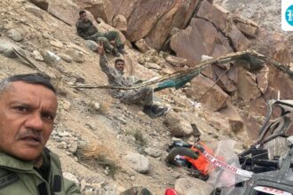 helicopter-crash-near-leh:-injured-general-poses-for-photo,-pilot-flashes-‘victory’-sign-in-viral-selfie