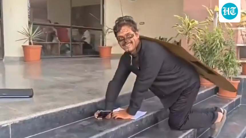 a-up-man-reaches-the-civic-body-office-in-mathura-dressed-as-a-cockroach-to-draw-attention-to-yamuna-pollution