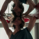 ‘the-end-of-it’-review:-rebecca-hall,-gael-garcia-bernal,-and-beanie-feldstein-in-a-twisty,-if-exhausting,-sci-fi-exercise