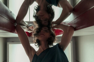 ‘the-end-of-it’-review:-rebecca-hall,-gael-garcia-bernal,-and-beanie-feldstein-in-a-twisty,-if-exhausting,-sci-fi-exercise