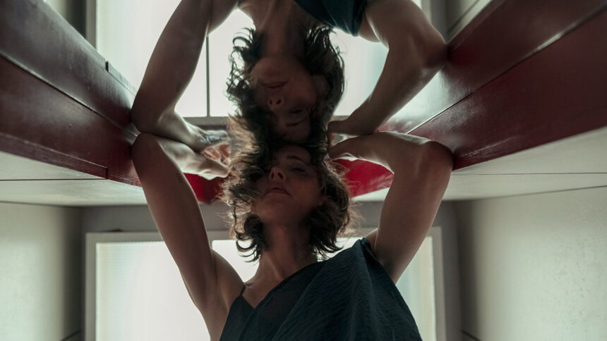 ‘the-end-of-it’-review:-rebecca-hall,-gael-garcia-bernal,-and-beanie-feldstein-in-a-twisty,-if-exhausting,-sci-fi-exercise