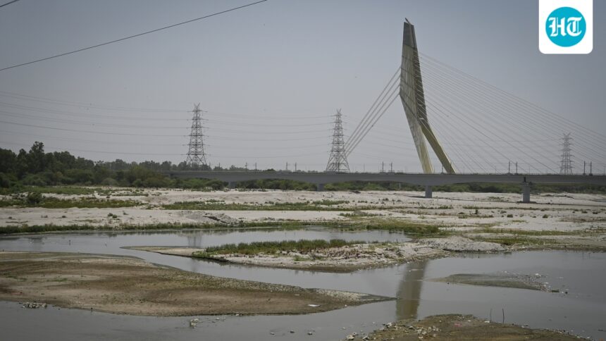 delhi’s-water-supply-is-affected-as-yamuna-levels-drop-amid-heat-problems